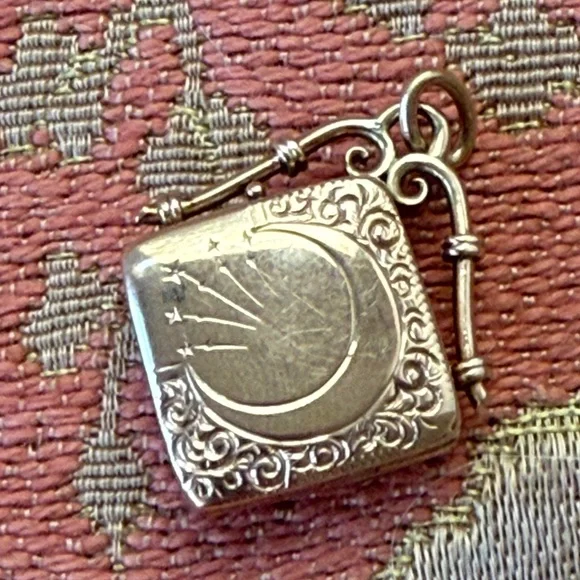 10k Gold Locket Celestial Moon and Stars 4.2g VINTAGE - Picture 3 of 17